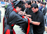 畢業在即大學畢業生著漢服謝師恩(圖)